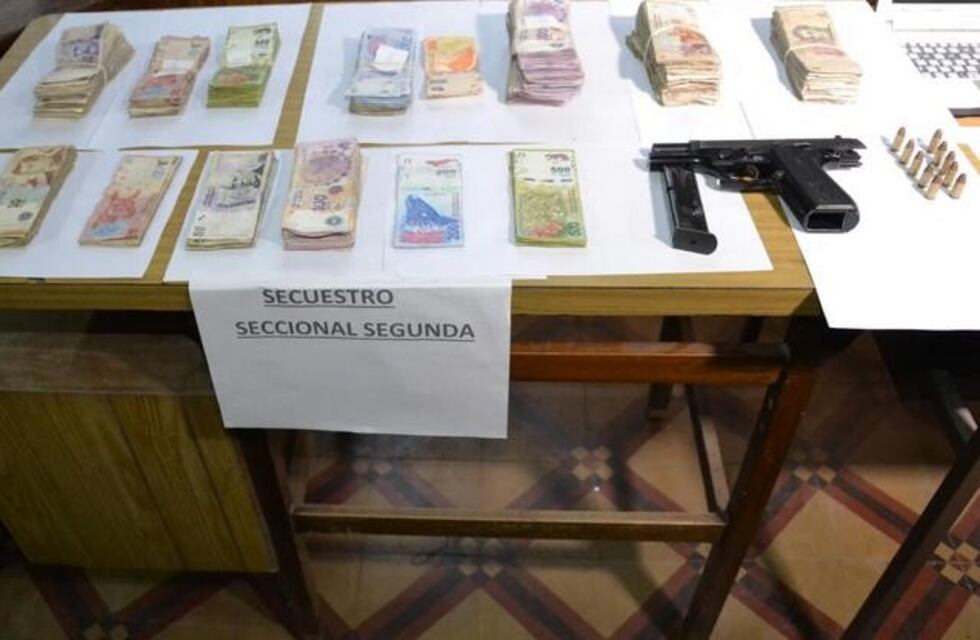 La Policía secuestró dinero y armas en "La Bombilla"