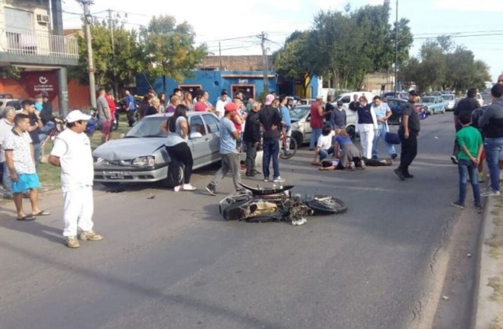 Falleció el conductor de una moto al chocar contra un auto en zona sur