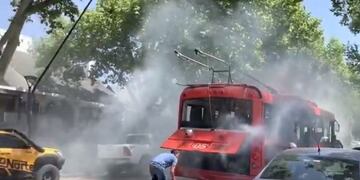 Se incendió una unidad de transporte público en pleno centro de Mendoza\u002E