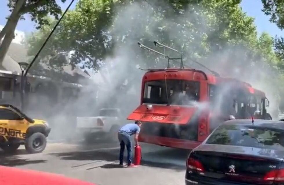 Un micro se incendió en pleno centro de Mendoza