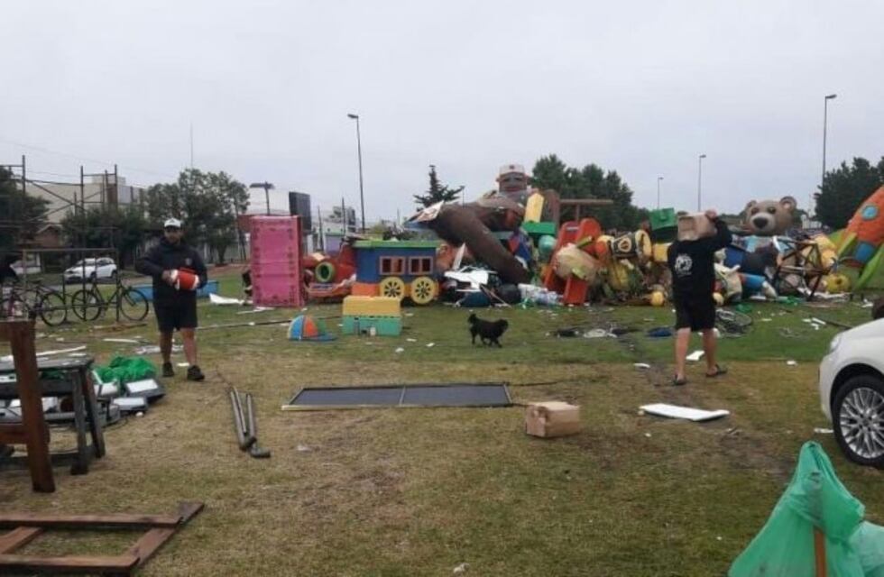 La tormenta destrozó varios de los tradicionales muñecos de fin de año en La Plata