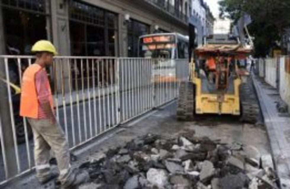 Un anciano tropezó en la zona de obras de Sarmiento y Santa Fe y se fracturó el tabique