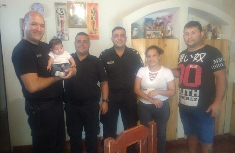 Héroes de uniforme: policías ayudaron a salvar la vida de una bebé