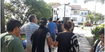 Desde diferentes zonas de la región y del interior de Formosa, se acercan las personas para cruzar hacia Alberdi por los bajos precios\u002E (Diario El Comercial)