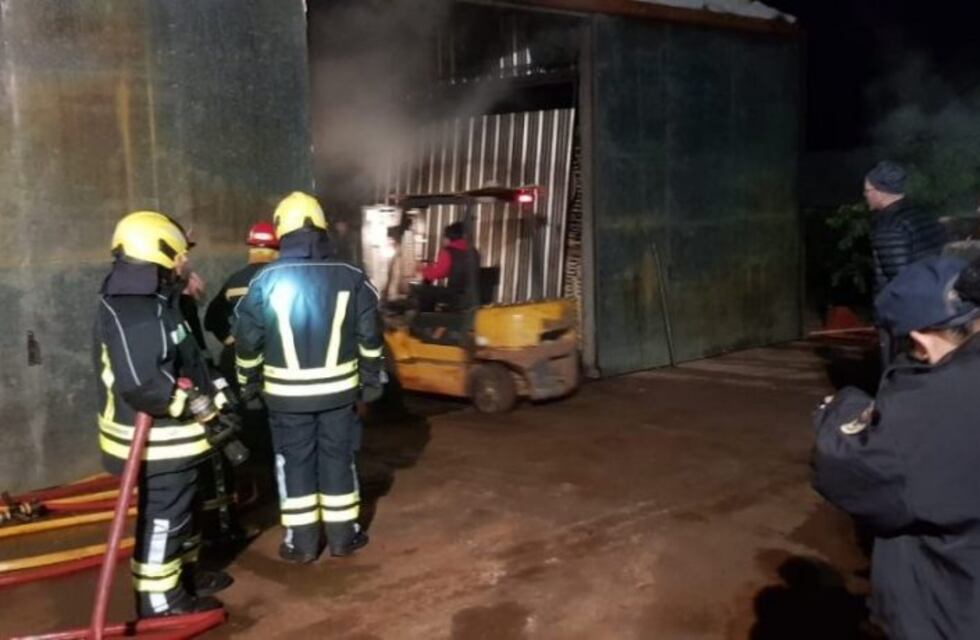 Rápida intervención de los bomberos para controlar un incendio en un aserradero