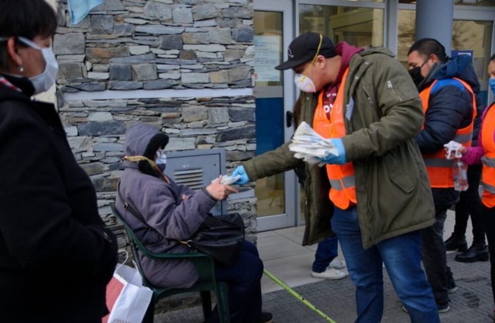 Municipalidad de Ushuaia entregó mascarillas faciales en comercios, bancos y supermercados