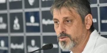 El DT de Gimnasia aseguró que Hurtado "no quiere volver"