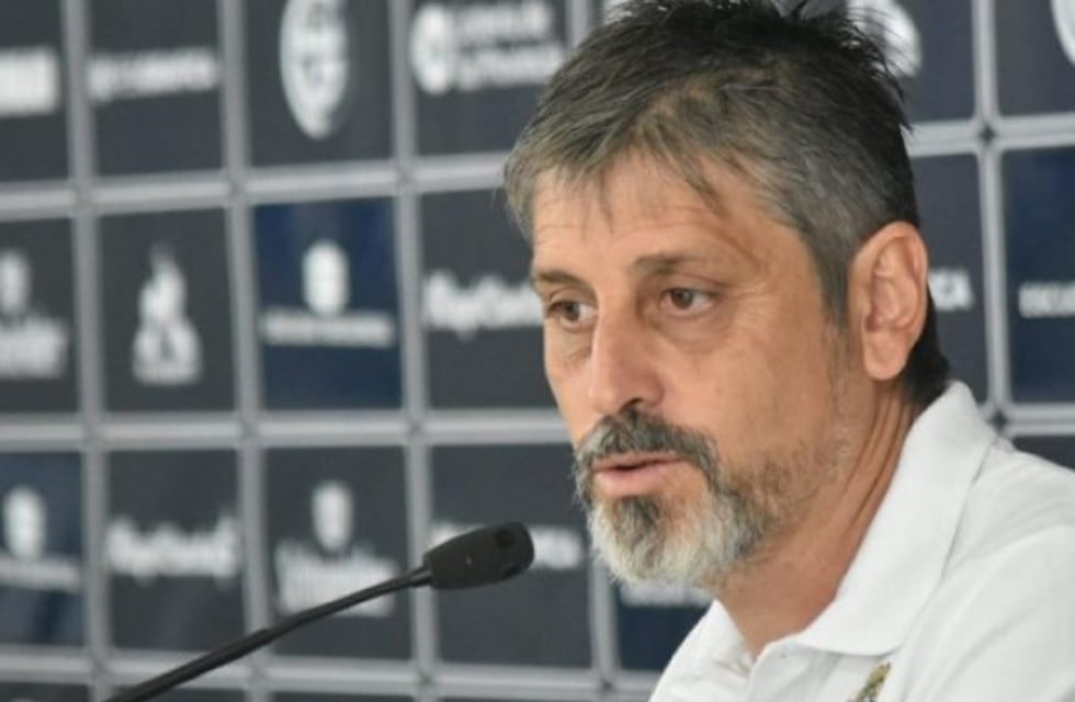 El DT de Gimnasia aseguró que Hurtado "no quiere volver"