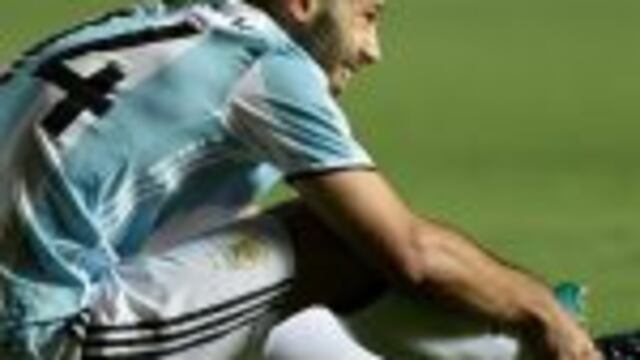 Argentina's Javier Mascherano gestures on the ground during the 2018 FIFA World Cup qualifier football match against Colombia in San Juan, Argentina, on November 15, 2016. / AFP PHOTO / Juan Mabromata san juan Javier Mascherano eliminatorias campeonato mu