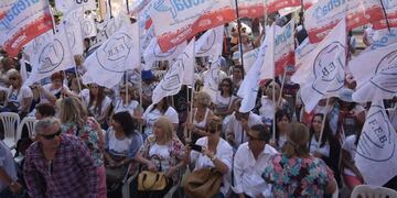DYN05, BUENOS AIRES, 21/12/2016, DOCENTES BONAERENSES PROTESTAN FRENTE A LA CASA DE LA PCIA DE BS AS. FOTO:DYN/LUCIANO THIEBERGER. buenos aires protesta docentes maestros bonaerenses protestas docentes reclamo paritarias salario maestros docente