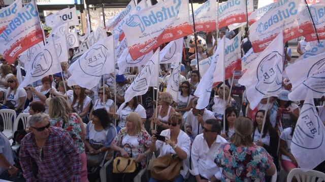 DYN05, BUENOS AIRES, 21/12/2016, DOCENTES BONAERENSES PROTESTAN FRENTE A LA CASA DE LA PCIA DE BS AS. FOTO:DYN/LUCIANO THIEBERGER. buenos aires  protesta docentes maestros bonaerenses protestas docentes reclamo paritarias salario maestros docente
