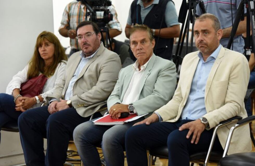 Renunciaron dos funcionarios de la DGE