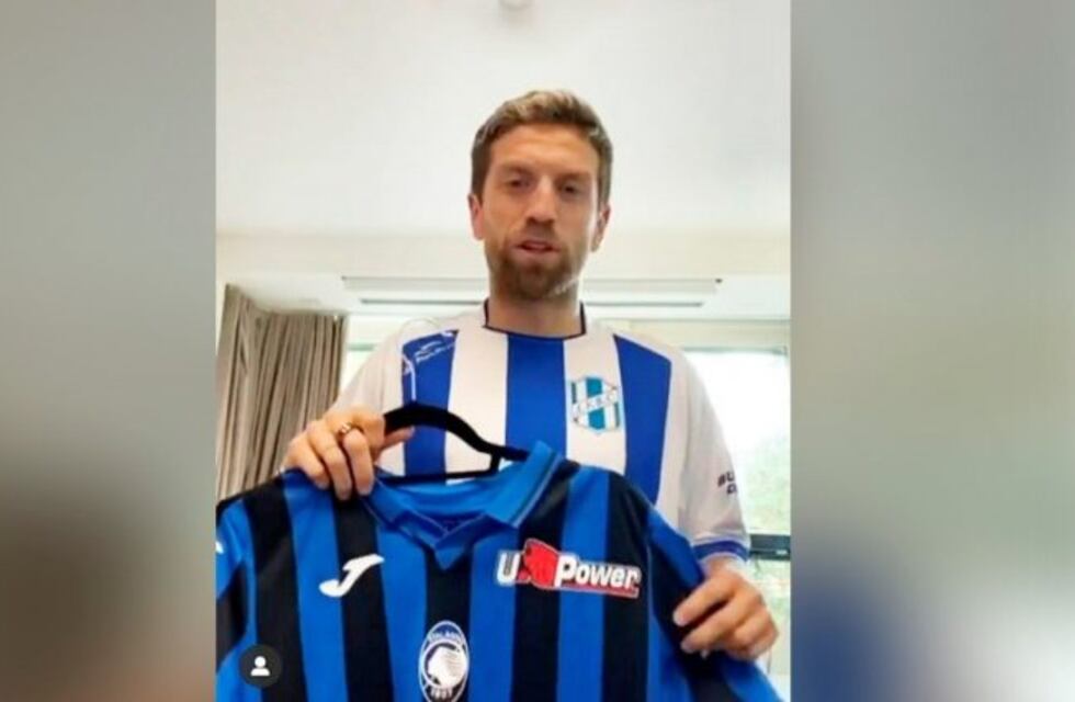 El Papu Gómez donó una camiseta a un club de Intendente Alvear para ser subastada