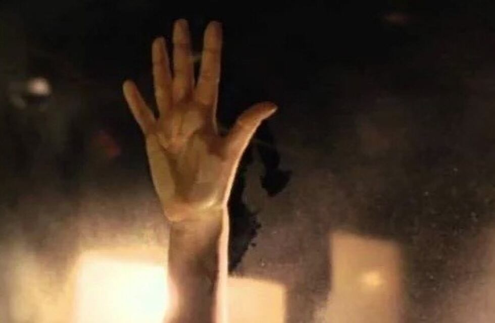 Video: engancharon a una parejita muy mimosa en un edificio público de San Juan