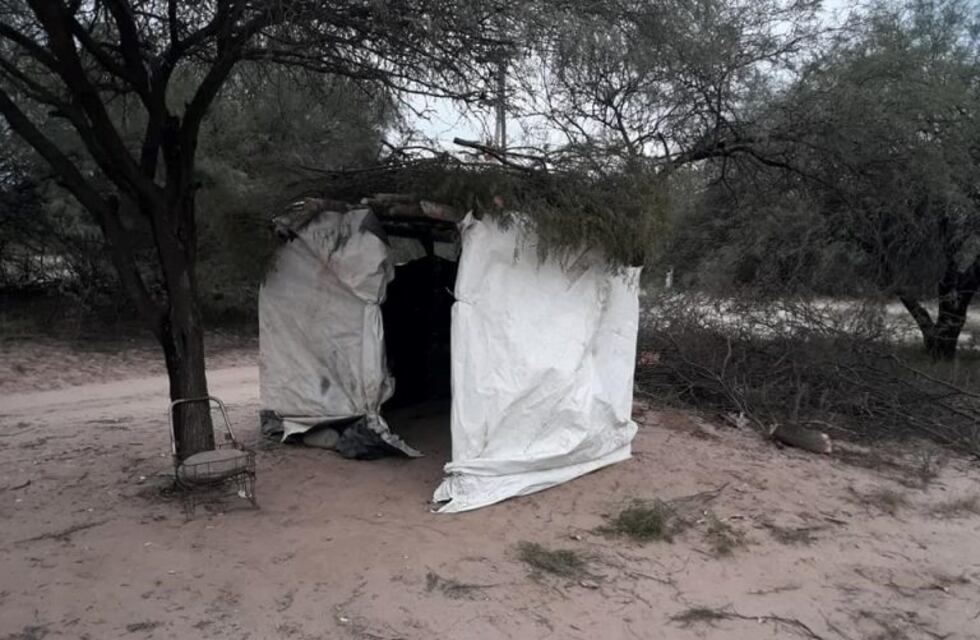 La "garita" hecha por alumnos en Guanaco Muerto para pasar el frío mientras esperan el colectivo
