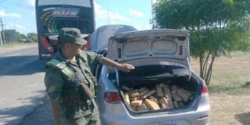 Transportaban 151 kilos de marihuana en el baúl\u002E
