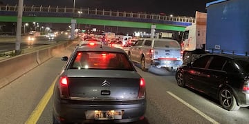 Colapsó la autopista Buenos Aires-La Plata por un paro de transportistas y corte en las rutas. La medida se extiende en todo el país.