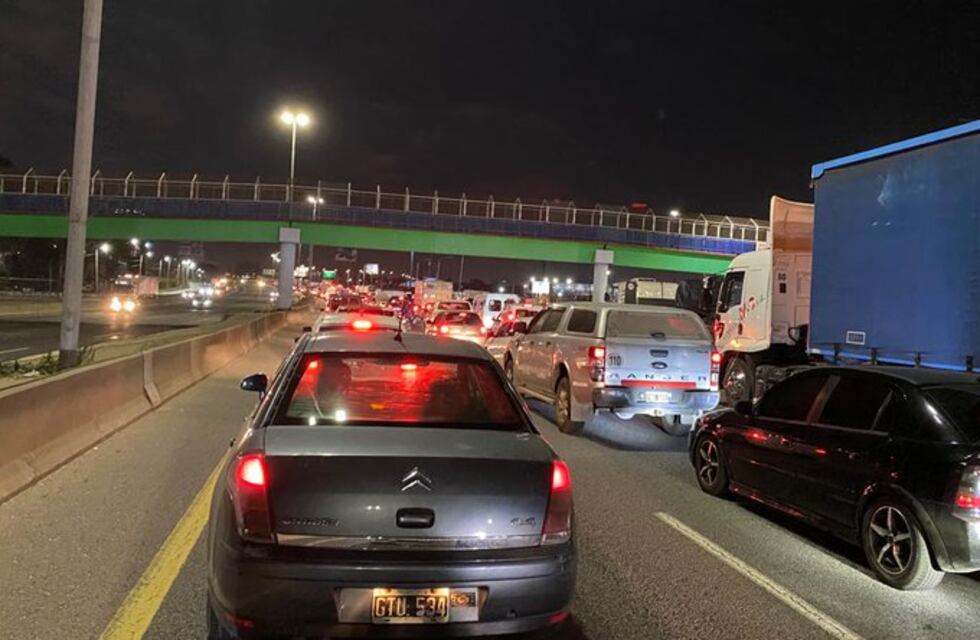 Mantienen el paro nacional de transportistas por la falta de gasoil, pero empiezan a destrabar las rutas