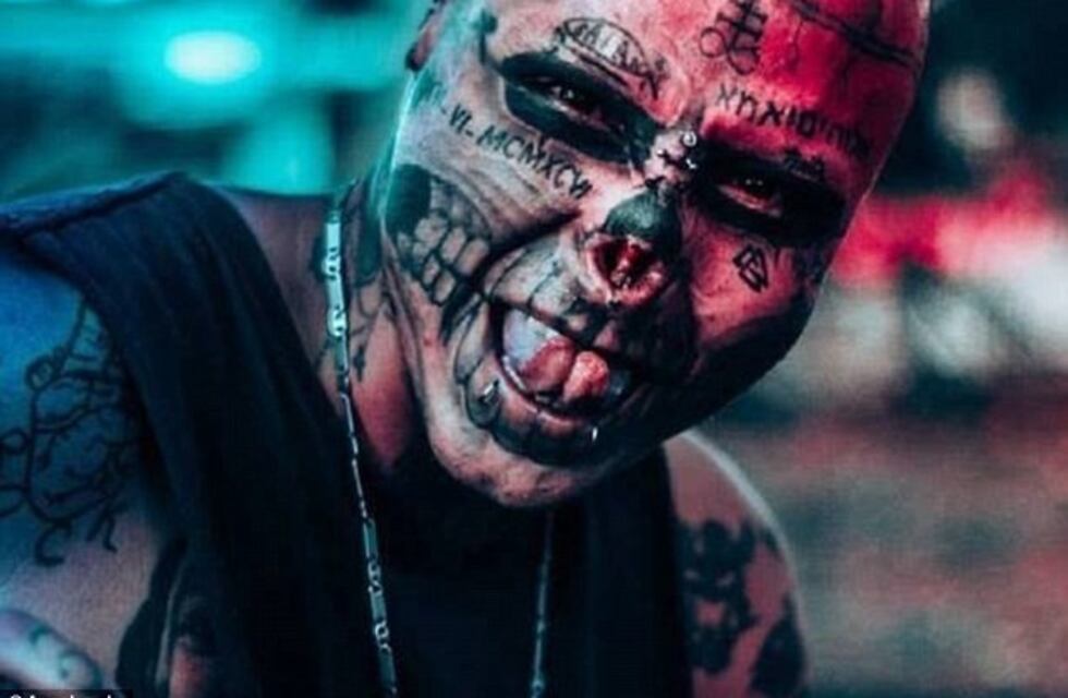 Se mutiló las orejas y la nariz para parecerse a una calavera