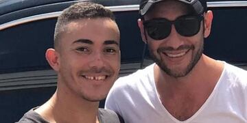 Luciano Pereyra junto a un artista callejero\u002E