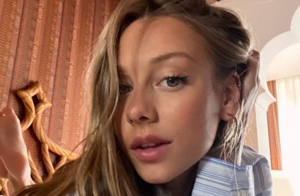Ester Expósito y una "siesta al sol" con su bikini rojo pasión