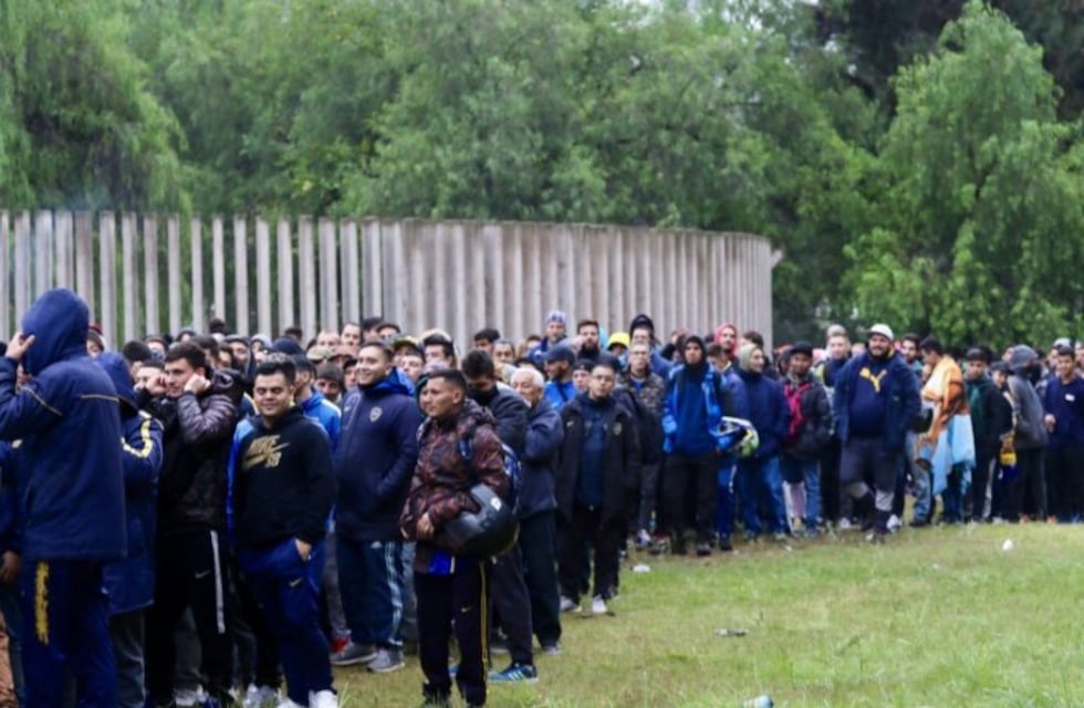 Larga fila de hinchas de Boca que esperan por su entrada