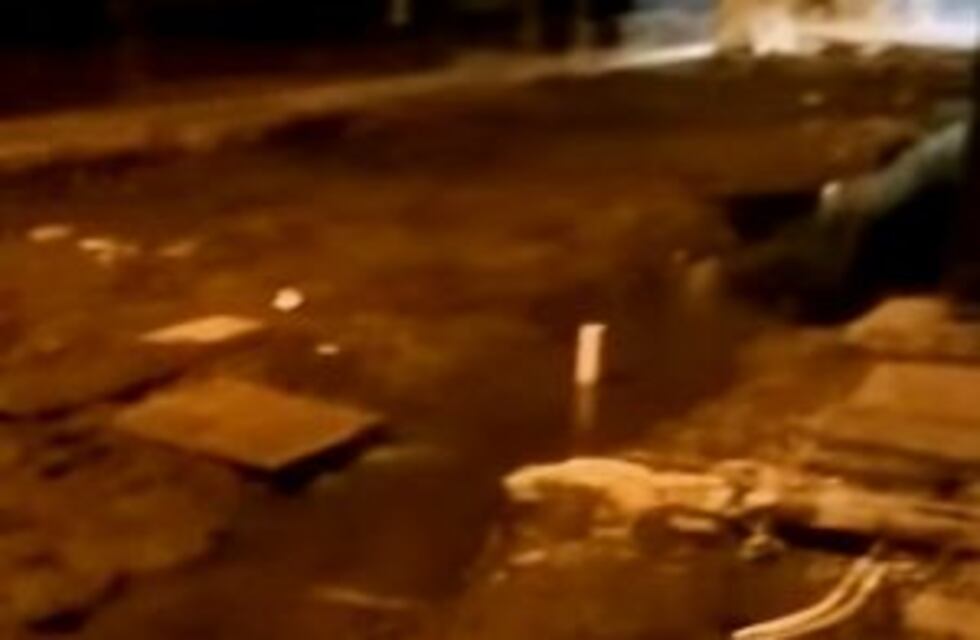 Se inundó parte de la obra del casco histórico por la rotura de un caño en Sarmiento al 700
