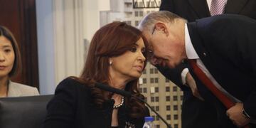 DYN16, BUENOS AIRES, 24/06/2012, LA PRESIDENTA DE  LA NACION CRISTINA FERNANDEZ JUNTO A HECTOR TIMERMAN EN LA REUNION CON SU PAR DE CHINA WEN JABAO, EN CASA DE GOBIERNO. FOTO:DYN/LUCIANO THIEBERGER. buenos aires cristina fernandez de kirchner HECTOR TIMERMAN visita oficial del presidente de china recibimiento del mandatario en casa de gobierno canciller argentino presidenta de la nacion