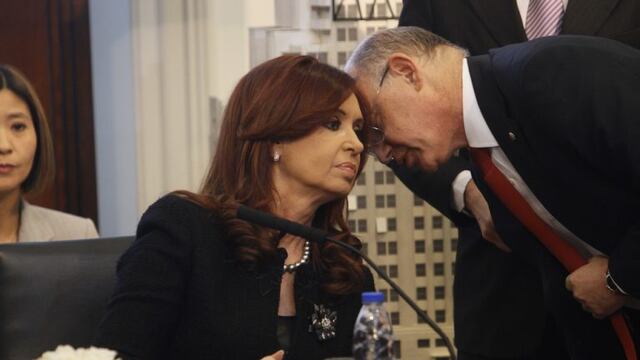 DYN16, BUENOS AIRES, 24/06/2012, LA PRESIDENTA DE  LA NACION CRISTINA FERNANDEZ JUNTO A HECTOR TIMERMAN EN LA REUNION CON SU PAR DE CHINA WEN JABAO, EN CASA DE GOBIERNO. FOTO:DYN/LUCIANO THIEBERGER. buenos aires cristina fernandez de kirchner HECTOR TIMERMAN visita oficial del presidente de china recibimiento del mandatario en casa de gobierno canciller argentino presidenta de la nacion