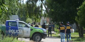 El hecho ocurrió el primer día de este año, en una casa situada en la calle 523 entre 164 y 165, de Melchor Romero, en las afueras de La Plata, donde fueron hallados los cuerpos de Raúl Bravo y Graciela Hosbak, con un promedio de 13 heridas de arma blanca cada uno; y el cuerpo de la niña, quien había sido degollada y luego descuartizada a la altura de las rodillas (Gentileza 0221)