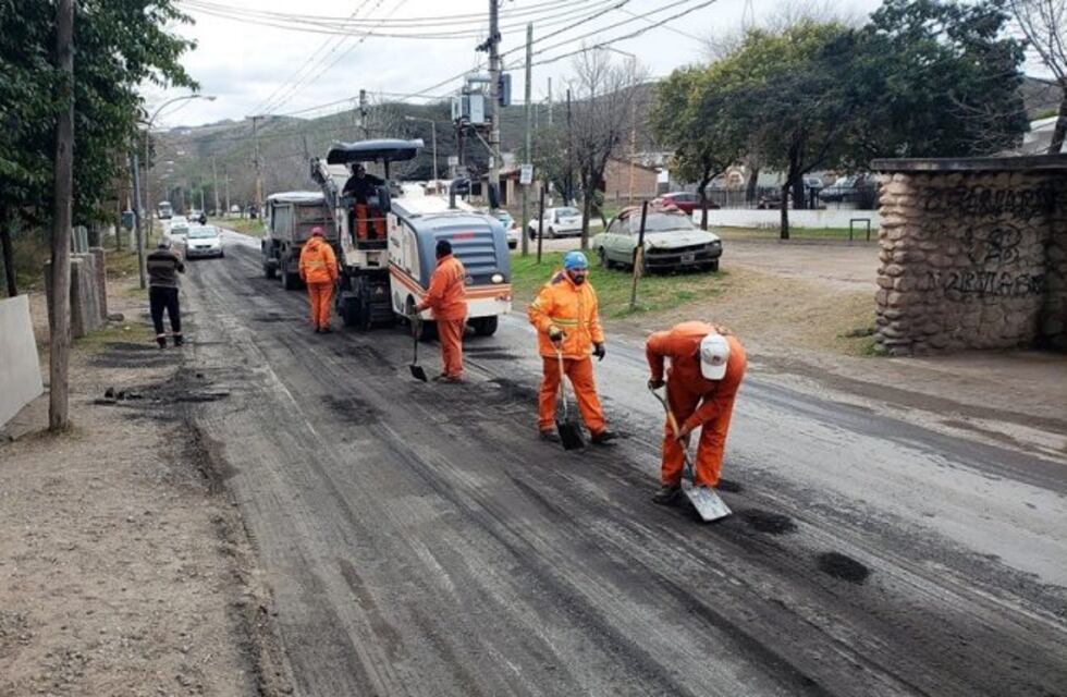 Trabajos de bacheo y repavimentación en la ruta E 64