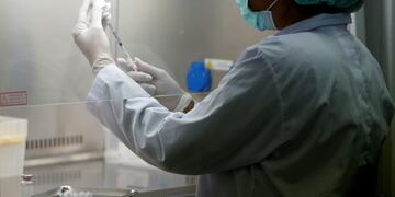 22/06/2020 Imagen de archivo de trabajadores de un laboratorio\u002E POLITICA INTERNACIONAL Chaiwat Subprasom/SOPA Images vi / DPA