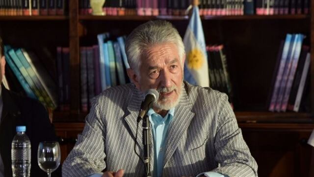 Alberto Rodríguez Saá en una conferencia de prensa\u002E