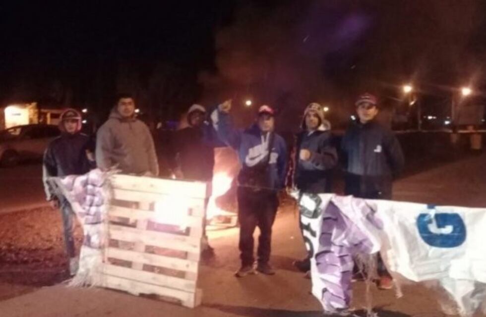 Trabajadores de la Uocra cortan la Ruta 22