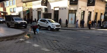 La Policía vigila la escasa actividad en las calles de Jujuy