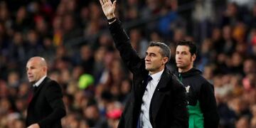 Soccer Football - La Liga Santander - FC Barcelona v Levante - Camp Nou, Barcelona, Spain - April 27, 2019 Barcelona coach Ernesto Valverde as Levante coach Paco Lopez looks on REUTERS/Albert Gea