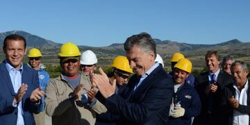 BAS01. NEUQUu00c9N (ARGENTINA), 10/02/2017.- Fotografu00eda cedida por la Presidencia de Argentina, muestra al presidente argentino Mauricio Macri (c) hoy, viernes 10 de febrero de 2017, acompau00f1ado por el gobernador de la provincia de Neuquu00e9n, Omar Gutiu00e9rrez (i), y trabajadores del Aeropuerto Aviador Carlos Campos, en San Martu00edn de los Andes, en la provincia de Neuquu00e9n (Argentina). Macri, encabezu00f3 hoy un acto de lanzamiento de obras para mejorar el aeropuerto de la turu00edstica localidad patagu00f3nica de San Martu00edn de los Andes, en la sureu00f1a provincia de Neuquu00e9n, con el objetivo de que pueda funcionar las 24 horas del du00eda. EFE/PRESIDENCIA ARGENTINA/SOLO USO EDITORIAL