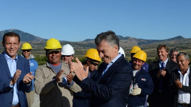 BAS01. NEUQUu00c9N (ARGENTINA), 10/02/2017.- Fotografu00eda cedida por la Presidencia de Argentina, muestra al presidente argentino Mauricio Macri (c) hoy, viernes 10 de febrero de 2017, acompau00f1ado por el gobernador de la provincia de Neuquu00e9n, Omar Gutiu00e9rrez (i), y trabajadores del Aeropuerto Aviador Carlos Campos, en San Martu00edn de los Andes, en la provincia de Neuquu00e9n (Argentina). Macri, encabezu00f3 hoy un acto de lanzamiento de obras para mejorar el aeropuerto de la turu00edstica localidad patagu00f3nica de San Martu00edn de los Andes, en la sureu00f1a provincia de Neuquu00e9n, con el objetivo de que pueda funcionar las 24 horas del du00eda. EFE/PRESIDENCIA ARGENTINA/SOLO USO EDITORIAL