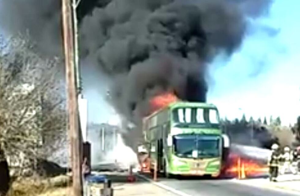 Molinari: se incendió un colectivo de dos pisos donde viajaban jubilados de Olavarría