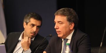 MD10 - BUENOS AIRES (ARGENTINA), 22/10/2018\u002E- El ministro de Hacienda argentino, Nicolás Dujovne (d), acompañado del secretario de Hacienda, Rodrigo Peña (i), participan hoy, 22 de octubre de 2018, en la presentación del resultado fiscal del tercer trimestre del 2018, en Buenos Aires (Argentina)\u002E EFE/ María Paulina Rodríguez ciudad de buenos aires Nicolas Dujovne presentacion del resultado fiscal del tercer trimestre del 2018
