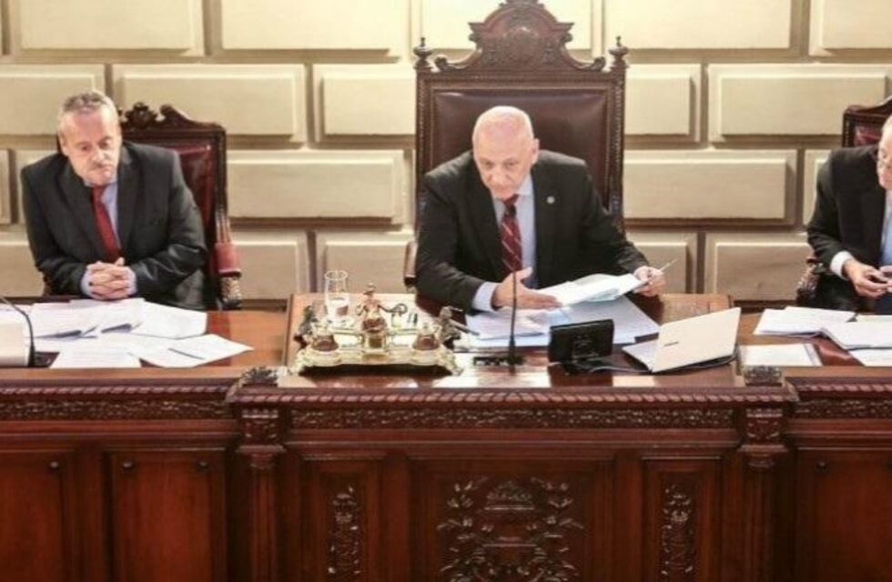 Buscan prohibir por ley las referencias personales o de partidos políticos en vehículos y cartelería oficial