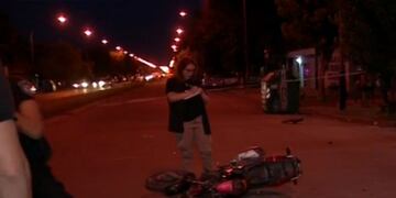 El rodado quedó tirado sobre la calzada este miércoles a la noche\u002E (Canal 3)