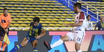 Ciro Rius enfrenta a Marcelo Estigarribia en el partido entre Rosario Central y Colón\u002E (@carcoficial)