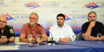 Matu00edas y Marcos Peuscovich junto al intendente de Olavarru00eda Ezequiel Galli en conferencia de prensa.