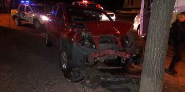 Chocó de frente contra un árbol
