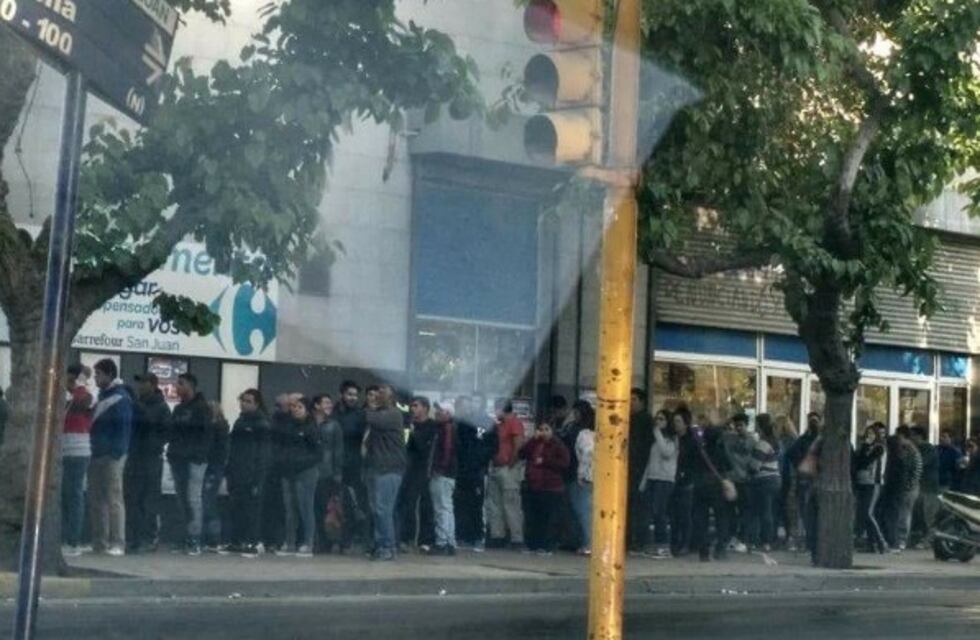 Colas desde las 7 de la mañana por una oferta de fernet en San Juan