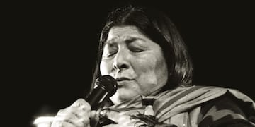 FILE A picture dated in 08 October 1985  shows Argentine folk singer Mercedes Sosa singing during a concert in Buenos Aires, Argentina\u002E Argentine singer Mercedes Sosa, an icon of Latin American popular song would have turned 75 on July 9, 2010\u002E RAMON PUGA LAREDO/dpa buenos aires mercedes sosa cantante argentina aniversario nacimiento cantante popular fallecida