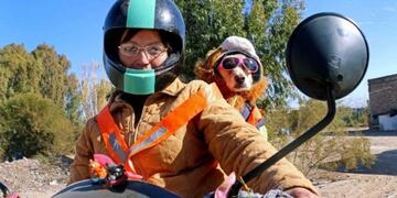 Valeria se hizo famosa por llevar a su perrita Renata en moto\u002E