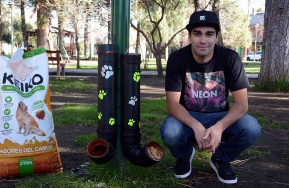 Héroe local: construyó comederos para que los perros de la calle no pasen hambre