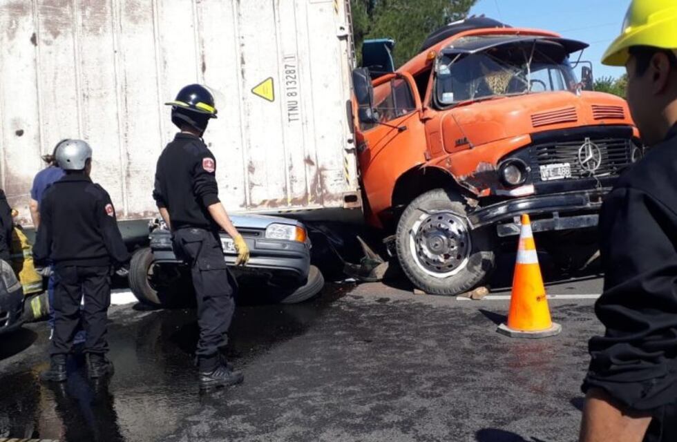 Madre e hija fueron rescatadas tras ser aplastadas por un acoplado dentro de su auto